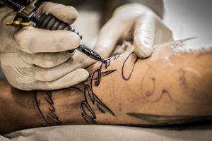 Vitiligine e tatuaggi fattori da considerare